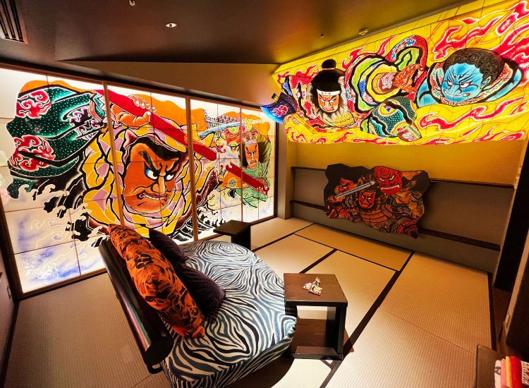 ちなみにテレビもねぶた絵のパネルの裏に隠れている。