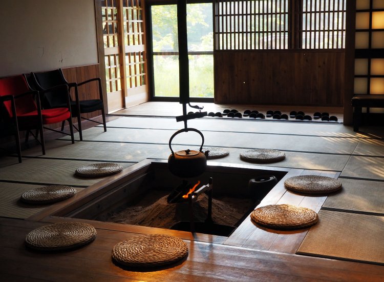 入り口すぐには、囲炉裏のある空間も。