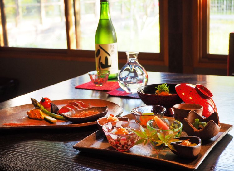 七子八珍盛り合わせ（手前）と、牛肉と野菜の焼き物（左）、そしていちご煮（右奥）。