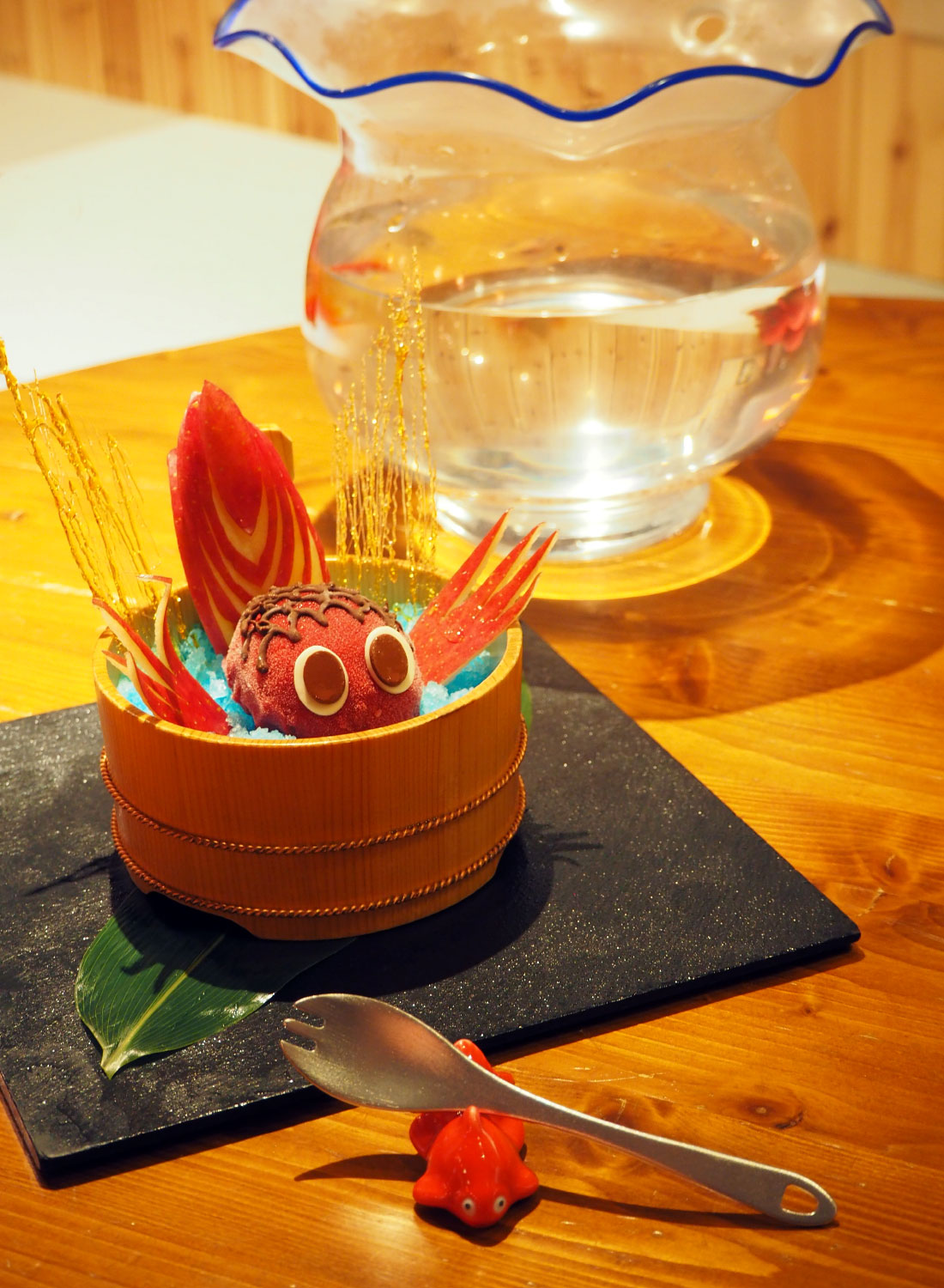 シャーベットとりんご、飴細工で金魚ねぷたが表現されている「金魚ねぷたアイス」。