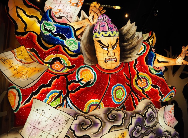 階段の先には、「青森ねぶたの間」と同じく竹浪氏が手掛けた立体ねぶたも展示されている。