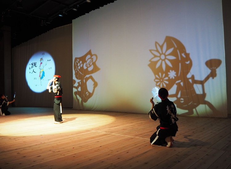 公演スタート。語り手が登場し、影絵を使った演出で早速引き込まれる。