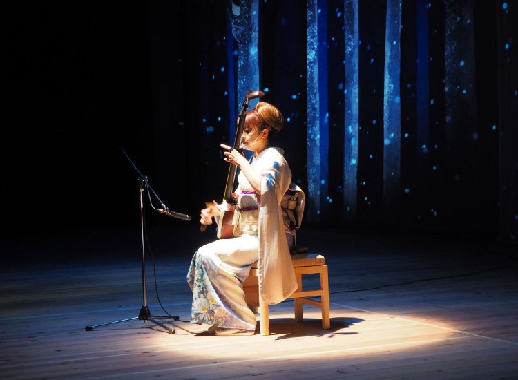 津軽三味線の音色に聴き入る冒頭のシークエンス。