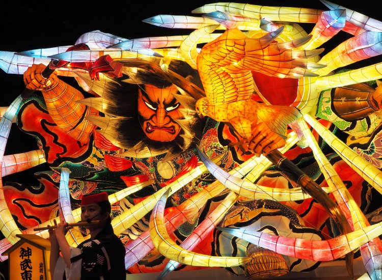 ステージ中央で燦然と輝く、北村麻子氏の「神武東征」。これが現れたときの、会場全体が「！」と息を飲むのが手に取るように感じられる。