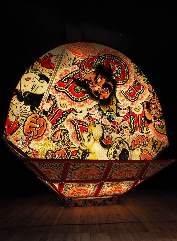 終演後には、舞台上の山車を間近で見られる。