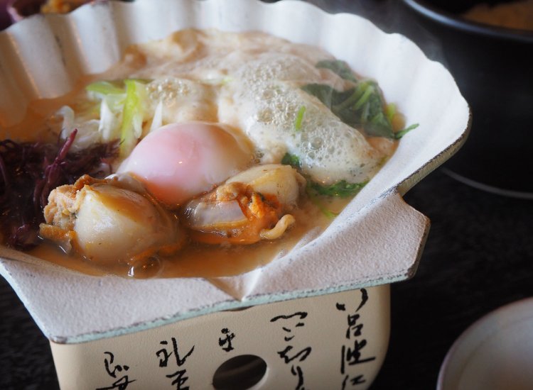 ホタテの貝殻を模した土鍋でグツグツ煮える、郷土料理「味噌貝焼き」。