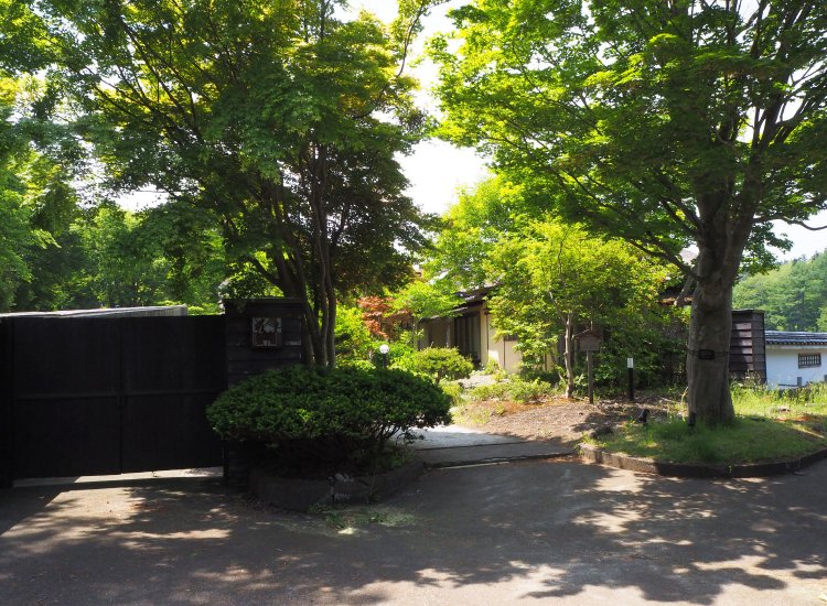 緑の中にたたずむ「八幡馬ラウンジ」。