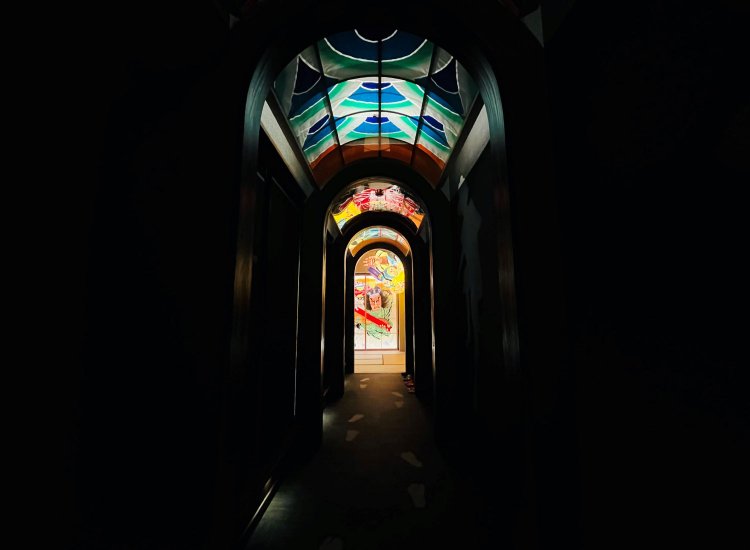 入り口から部屋に続く廊下は「跳人（はねと）ロード」。床の足跡に合わせてぴょんぴょん跳ねれば、あの「ラッセラー！」ができる。