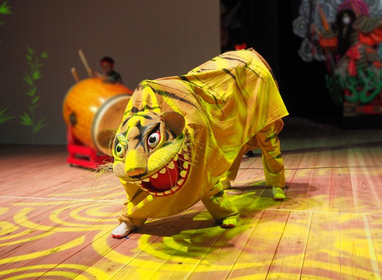 東北沿岸部の伝統芸能「虎舞」も登場。