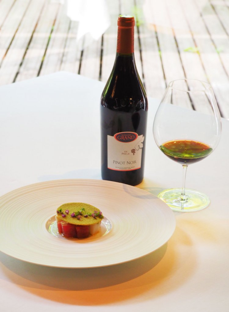 冷前菜「鮪　春キャベツ」には、旨味の強いピノ・ノワール。