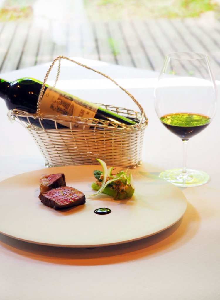 メインディッシュの肉料理「牛　アスパラガス」には、シャトー・ラ・トゥール・デ・モン。