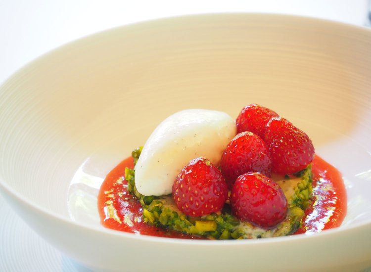 イチゴの酸味と濃厚なピスタチオがたまらんデザート。