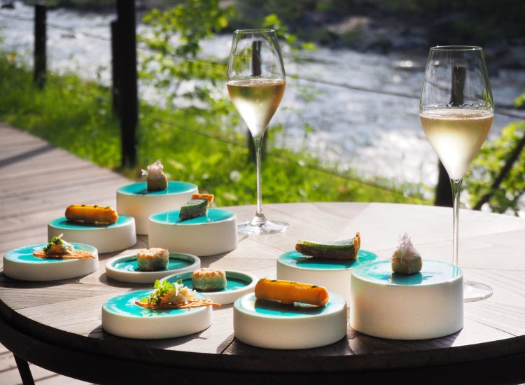 まずはテラスで、食前酒とアミューズ。