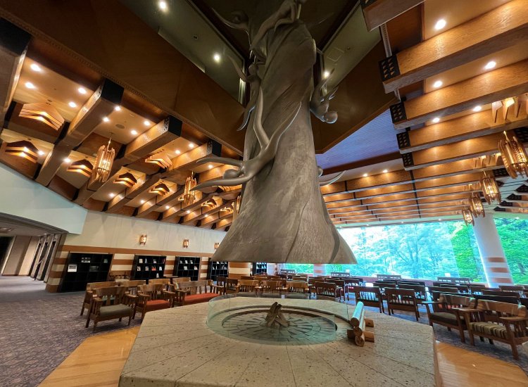 ちなみにフロントがあるのは東館で、西館の「ラウンジ 河神」も同じく岡本太郎氏の作品。