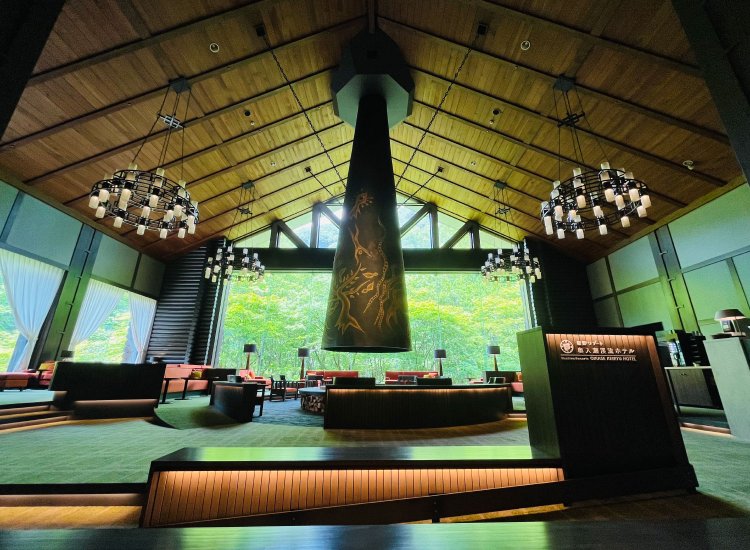 渓流の鳥やきのこが共生している様子が表現されている。