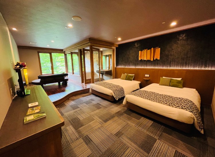 窓の外を覗くと渓流が見える。