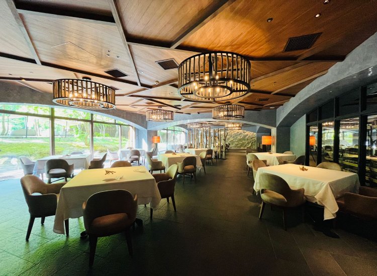 レストランの内装も、渓流の岩壁や周辺の森をイメージしたもの。