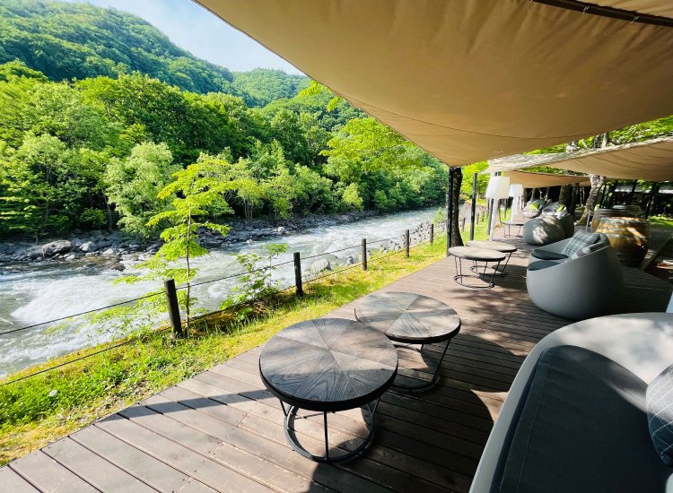 「渓流テラス」。その名の通り、渓流が目の前！