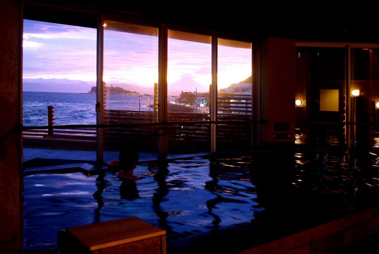 空の色の変化が美しいマジックアワー。もうすぐ江ノ島の夜景が広がる。