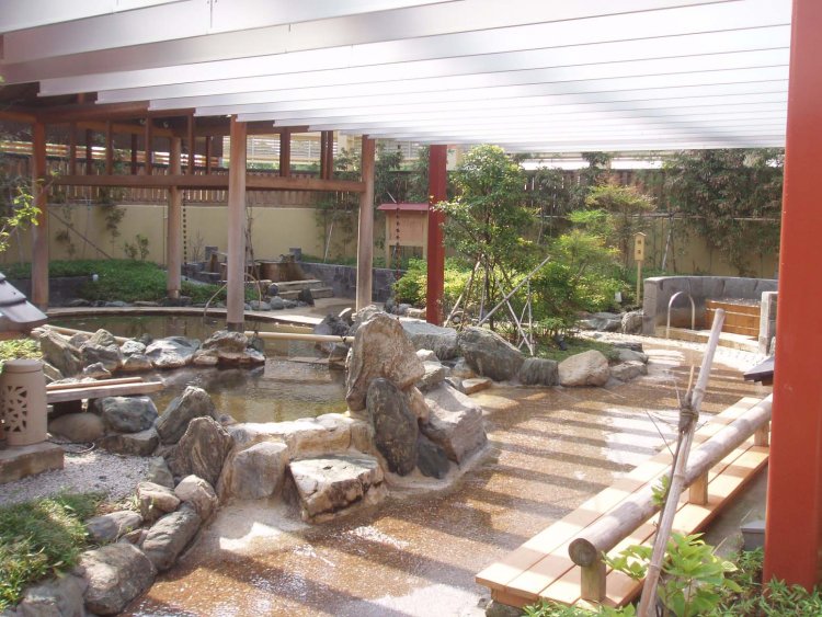 源泉かけ流し風呂をはじめ、5つの温泉浴槽を備える露天エリア。