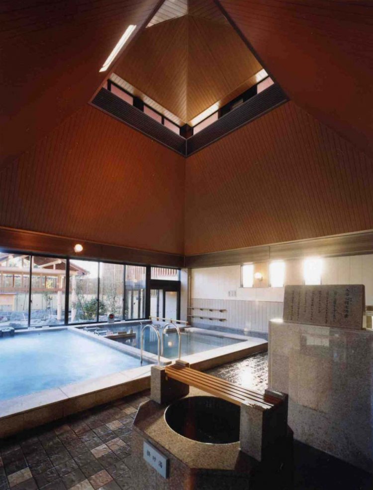 浴槽は大きなガラス窓に面しているので、昼は明るく、開放感がある。