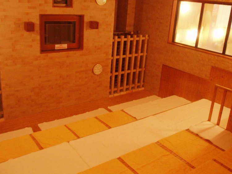 テレビを挟んで両側に遠赤外線バーナーがあるので室内の温度にムラがない。