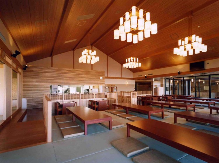 湯上りの一杯なら「食事処 秋桜亭」へ。おつまみメニューも豊富にそろう。