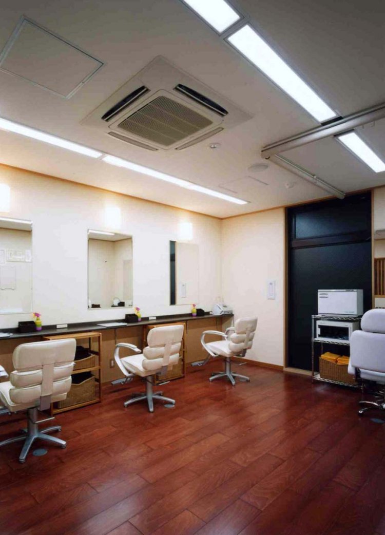 「へあさろんVi＊TA」はカットや顔剃り、パーマなど料金が細分化されているので好みのメニューを組み合わせて利用できる。