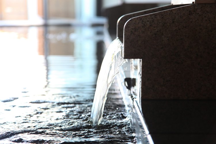 褐色がかった黄金色のモール泉がたっぷり注がれる。