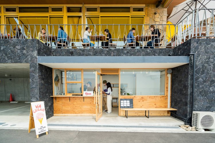 HOLIDAY ICE CRFAM STORE1