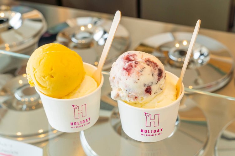 バナナ＆マンゴーソルベ（左）、チェリーチョコレート（右）。その下にはともに県産牛乳を使ったミルク。ダブル 600円。