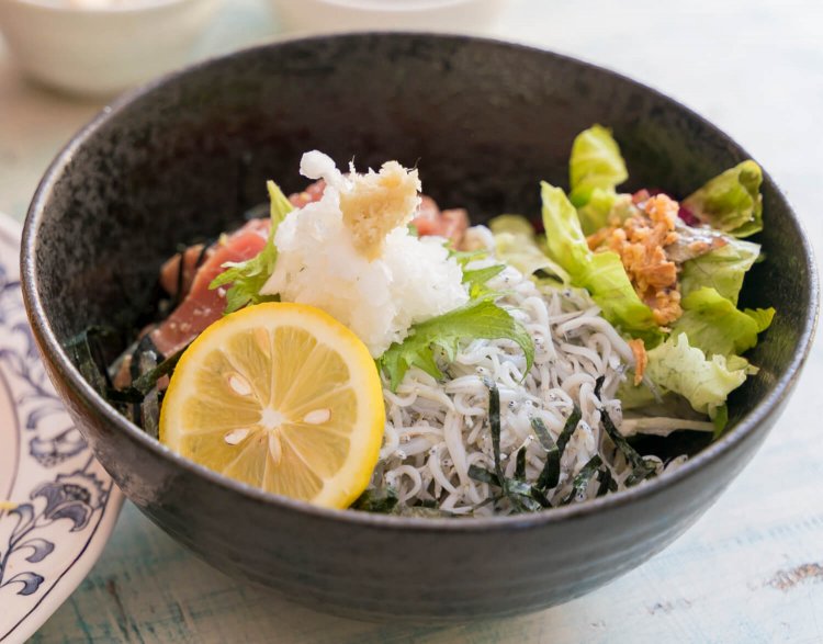 釜揚げしらすとまぐろ漬けが乗った弁慶丼 1580円。