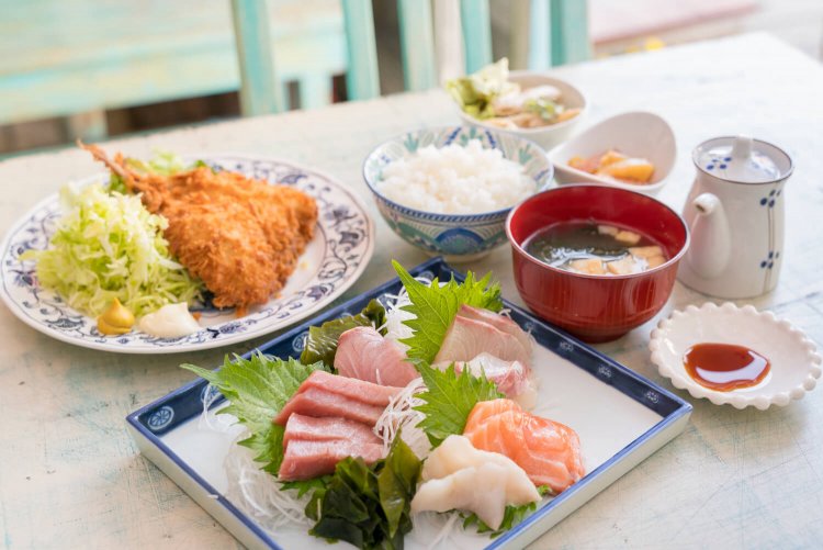 あじフライ 600円～、5種ほど刺し身が付く刺身定食 1880円。
