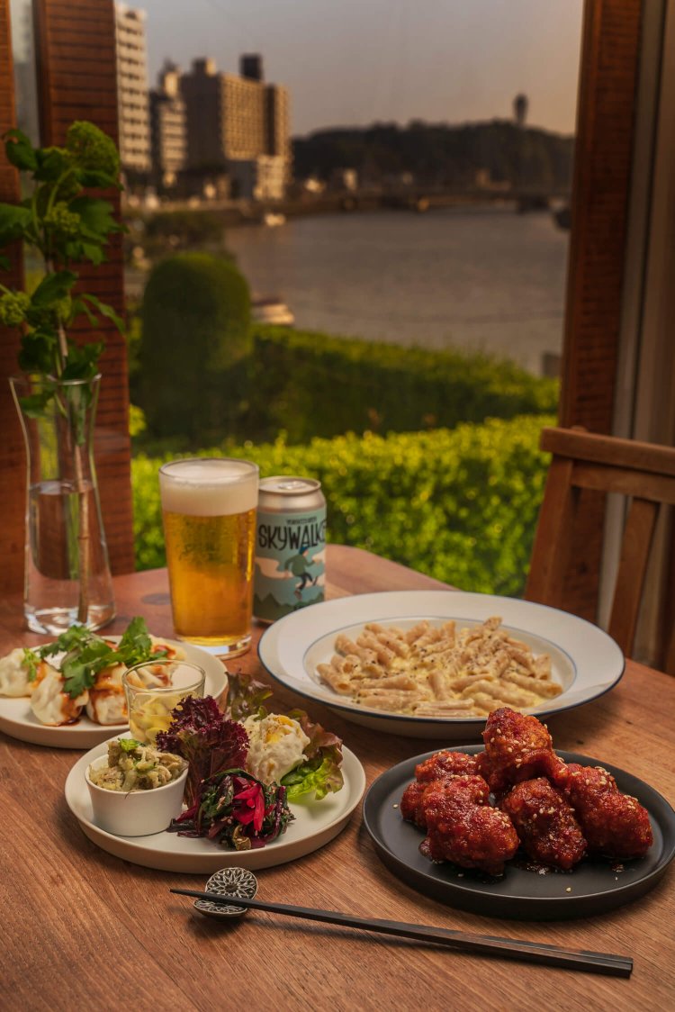 前菜おまかせ盛 550円、ヤンニョムチキン、自家製水ぎょうざ 各770円、全粒粉ペンネの生姜クリーム 1430円、YOROCCO BEER 900円。