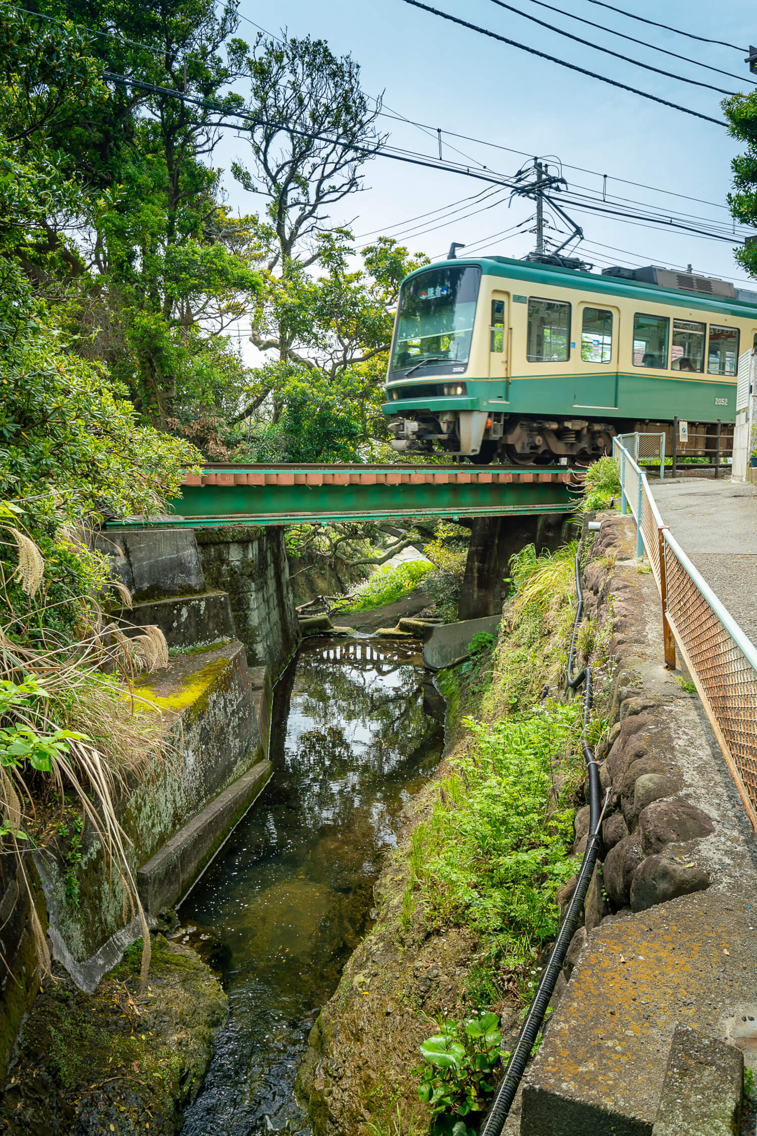 稲村ケ崎駅そばの水路を渡る鉄橋。ちょっとした渓谷みたい。