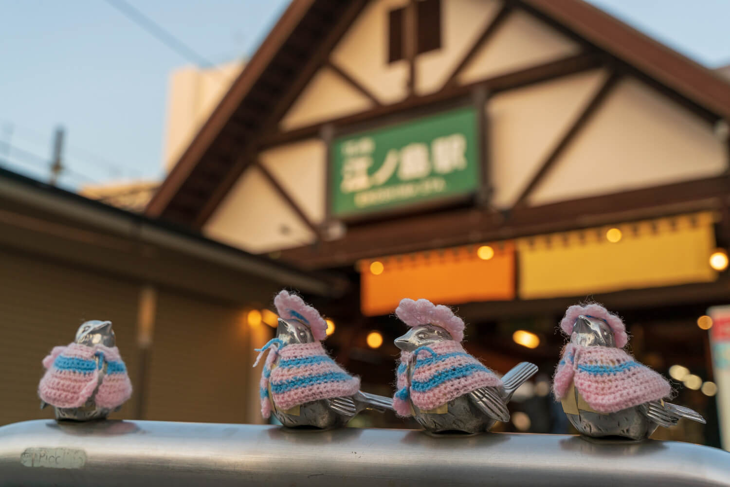 江ノ島駅前にあるピコリーノ（小鳥付き車止め）。地元の人が服を手編みし、毎月1日に衣替えをしているとか。