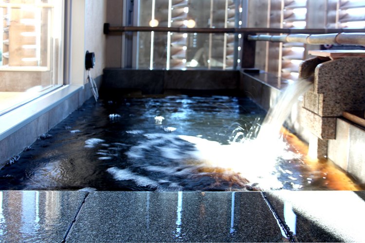 すべての浴槽でモール泉が楽しめる。水風呂も源泉を使ったモール泉。