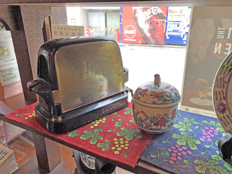 店内の各所に、レトロな雑貨が並べられている。