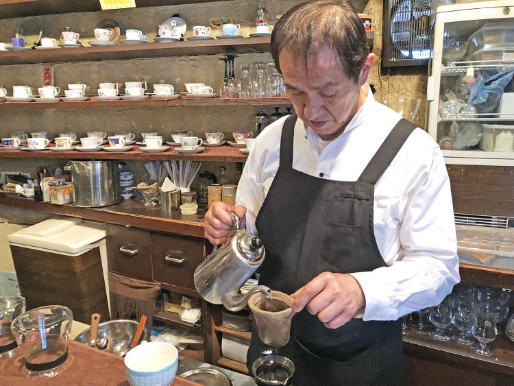 店長の大久保清作さんが一杯ずつネルドリップで淹れてくれる。