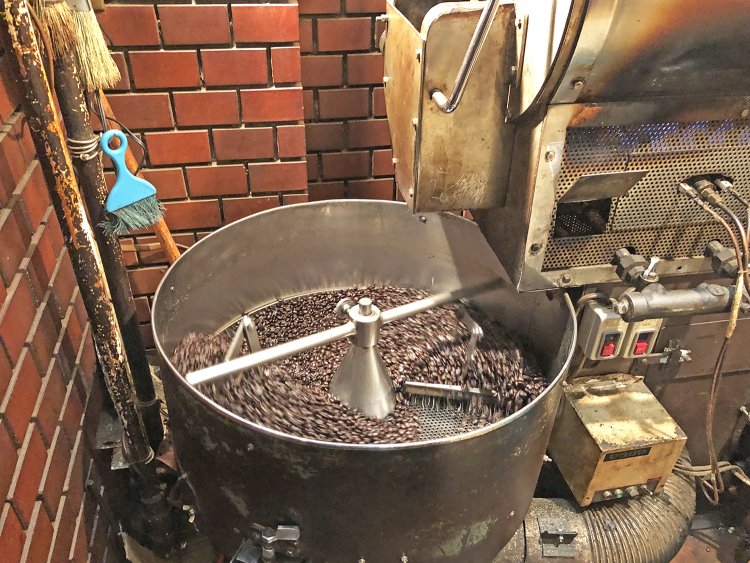 焙煎は2階のカウンターの横で行われている。