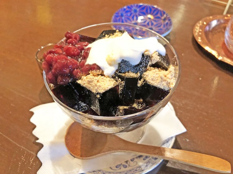 深煎りコーヒーを使った手作り珈琲ぜんざい880円。