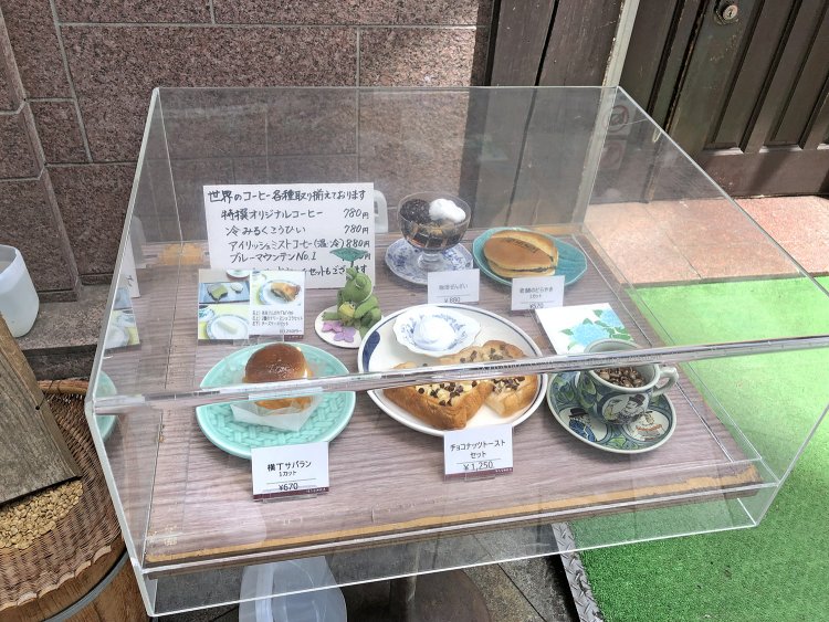 店頭には、お店の人気メニューのサンプル。この方法もレトロ。