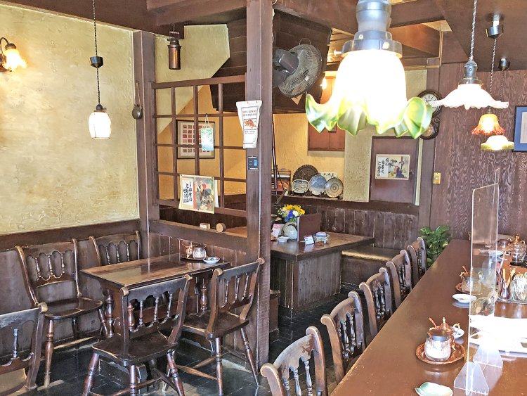 テーブルやカウンターは落ち着いた木目で統一されている。