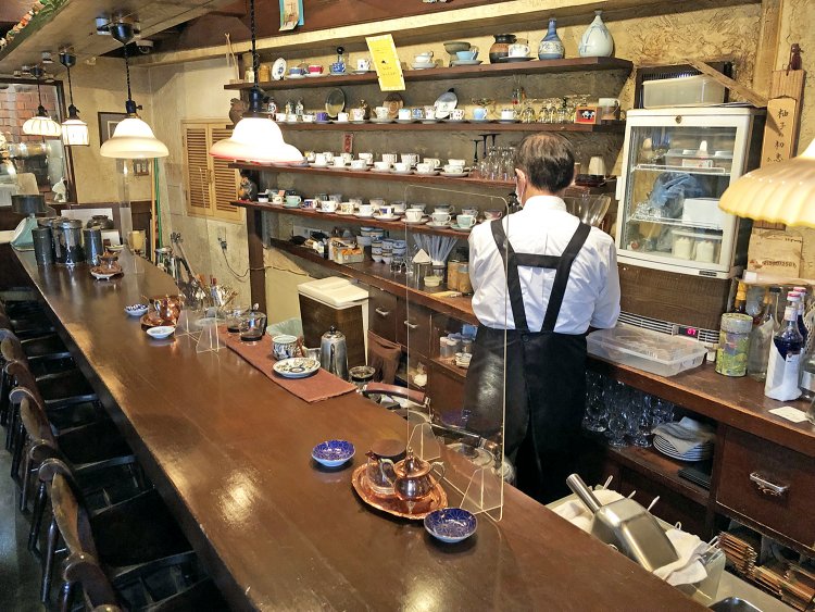 カウンターの向こうには、すべてデザインの違うコーヒーカップが並ぶ。