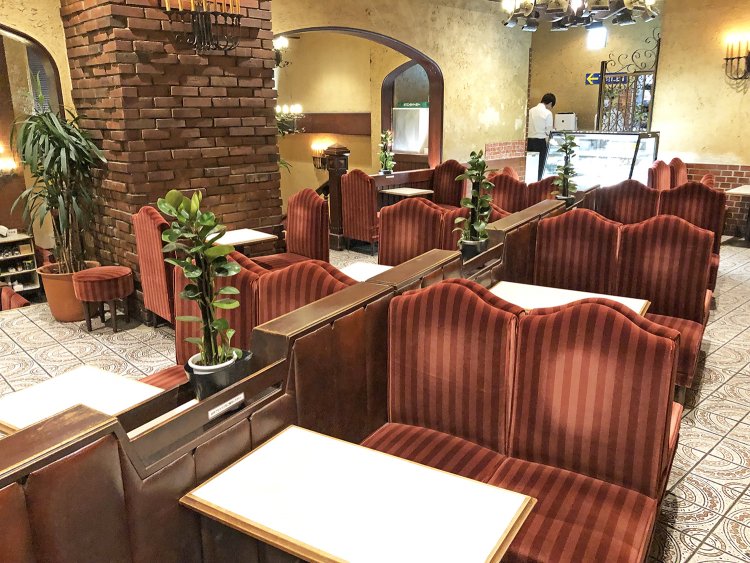 昭和の時代から使われ続けるソファー。