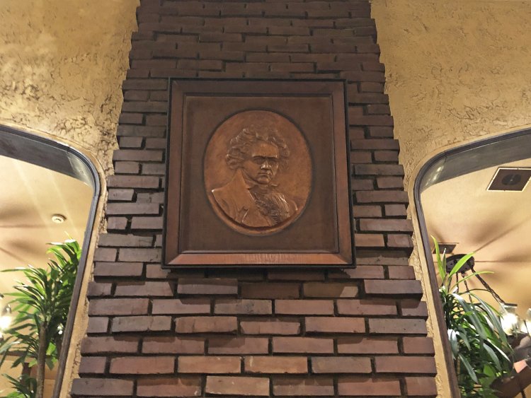 壁にはベートーヴェンの肖像。