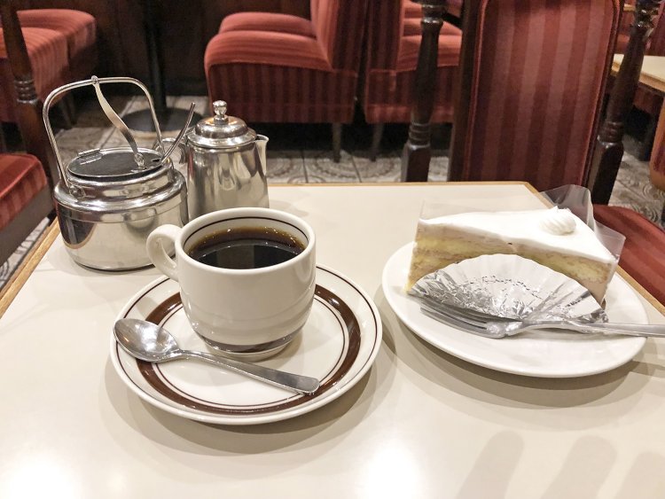 こだわりのブレンドコーヒーとアーモンドミルクケーキ。ケーキセット1100円。