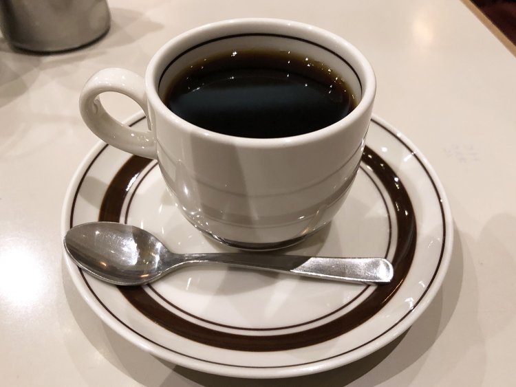 深煎りと浅煎りの２種類の豆を使用したこだわりのブレンドコーヒー700円。