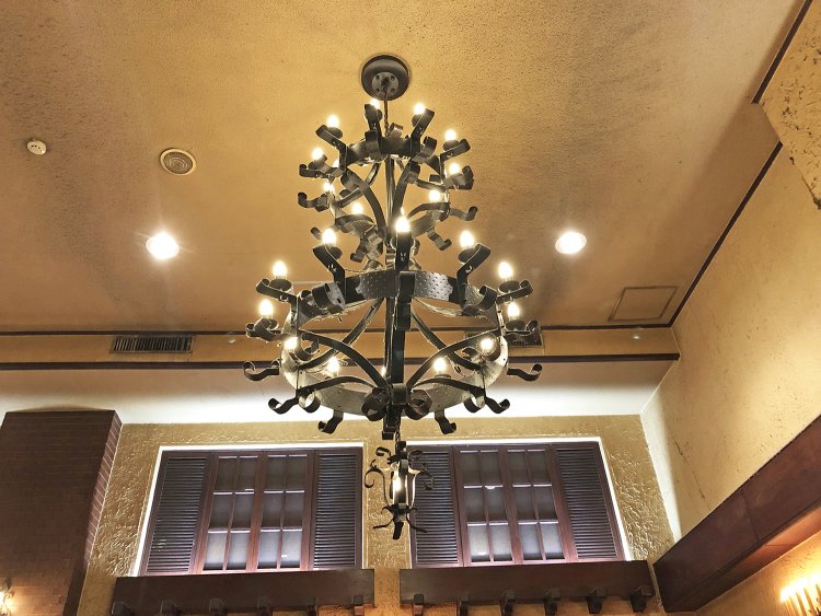 天井からはクラシックなデザインのシャンデリアがやさしい光を落とす。