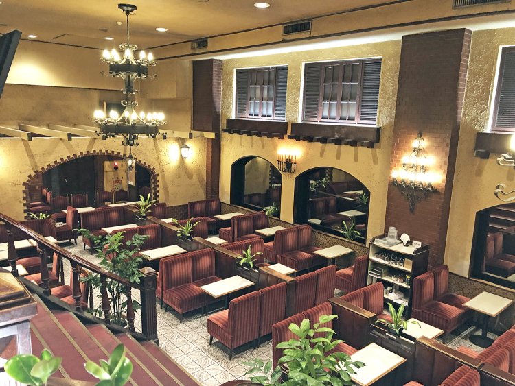 地下に降りると、高い天井の広々とした空間が。